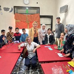 Kinder und Mitarbeiterinnen von Pro Terra Sancta in einem Bildungszentrum in Aleppo im April 2024