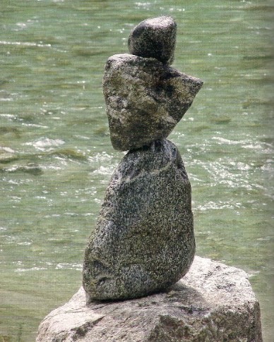 Steinfigur vor Wasser