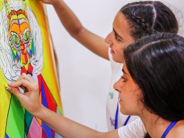 Kinder in Aleppo malen ein Bild in der franziskanischen Einrichtung