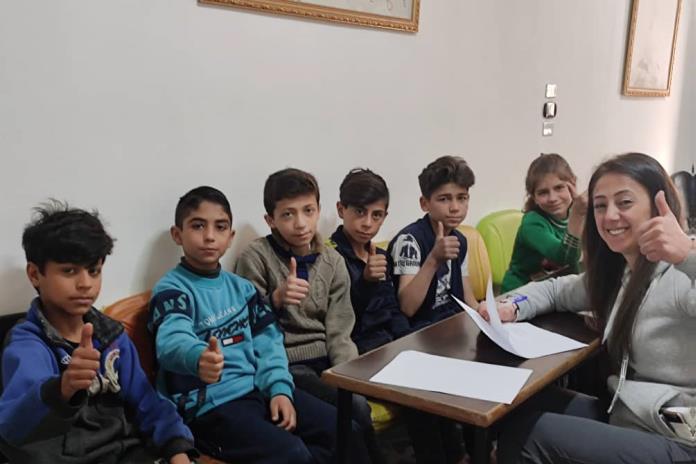 mehrere Kinder in Aleppo zeigen in die Kamera ihren Daumen nach oben