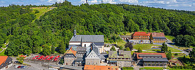 Luftaufnahme vom Kreuzberg in der Rhön