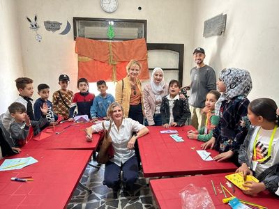 Kinder und Mitarbeiterinnen von Pro Terra Sancta in einem Bildungszentrum in Aleppo im April 2024