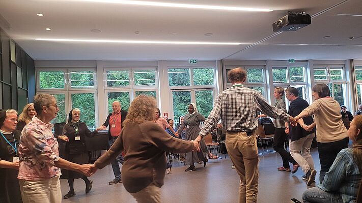 Kreistanz mit der Workshopgruppe um Ursula Clemm