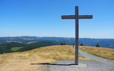 Kreuz auf einem Berg im Schwarzwald