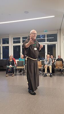Bruder Bernardin Marker leitet ein Bewegungsspiel an.