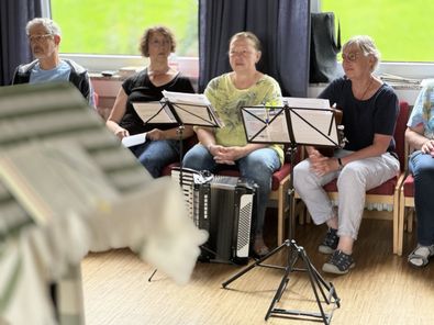 Musikerinnen mit Akkordeon und Gitarre